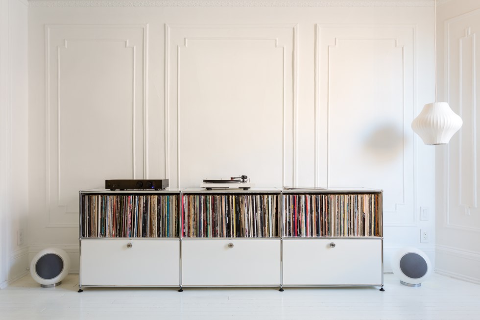 USM Haller Vinyl Lagerung in weißem Wohnzimmer