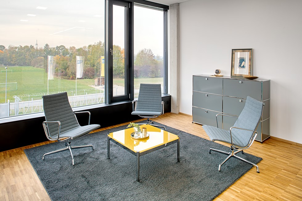 salle de pause bureau open space, salle à manger avec bibliothèque blanche USM Haller