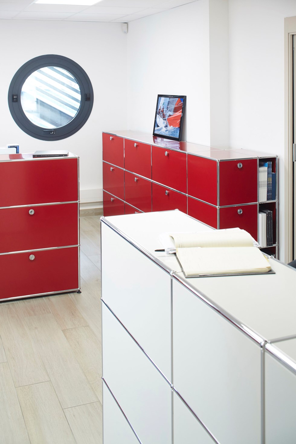 Elegante Design Büromöbel in USM Haller Rubinrot und Reinweiß